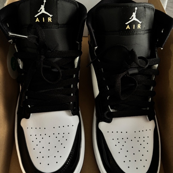 Air Jordan 1 Mid SE – Black/White/Metallic Silver - Picture 4 of 9